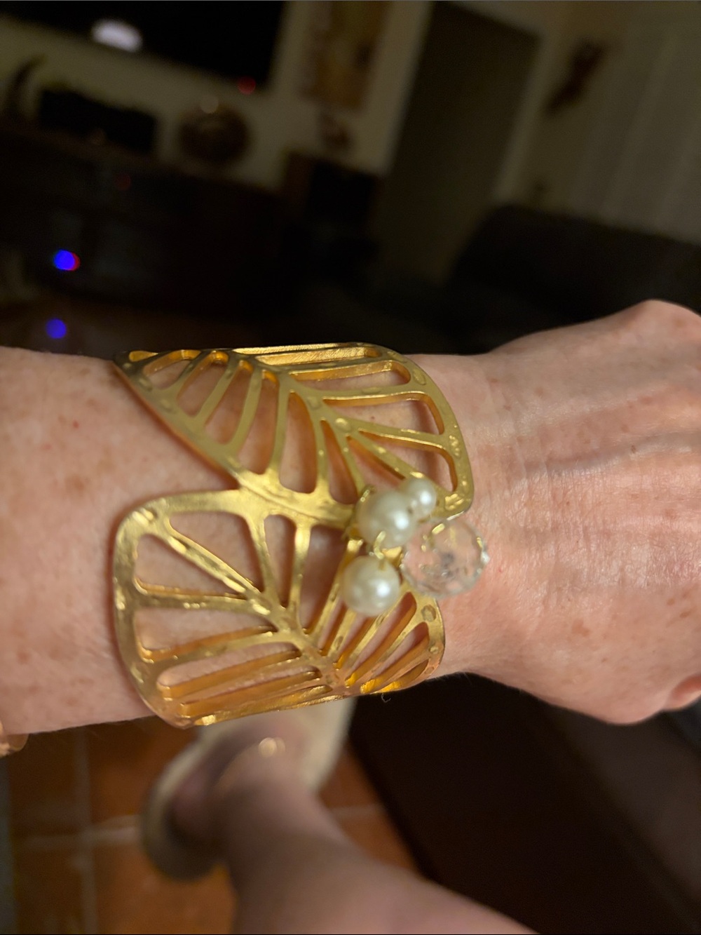 🧡🌿 Gold Bracelet W/Large Leaf Shapes, Wired Pearls & Crystal Bead Accents OSFM